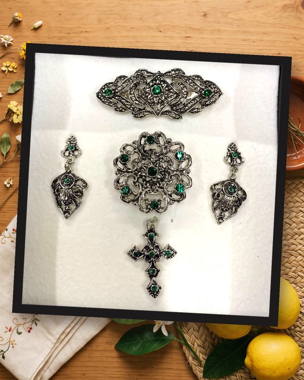 Aderezo plata y verde: pendientes largos, broche redondo, pasador para el pelo y cruz, en metal plateado envejecido con cristales verdes.
