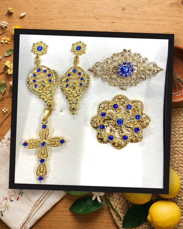 Aderezo dorado y azul: pendientes largos, broche de flor, pasador para el pelo y cruz, en metal dorado con cristales azules.