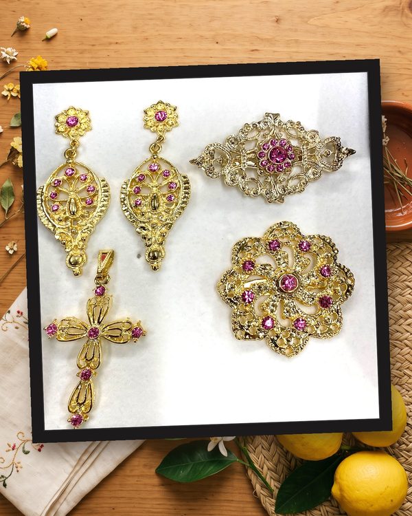 Aderezo dorado y rosa: pendientes largos, broche de flor, pasador para el pelo y cruz, en metal dorado con cristales rosas.
