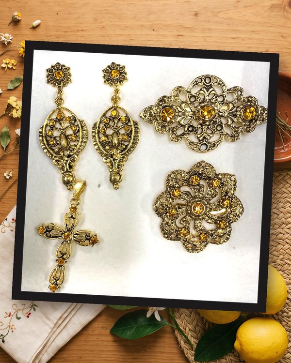 Aderezo oro viejo y ámbar: pendientes largos, broche de flor, pasador para el pelo y cruz, en oro viejo con cristales color ámbar.