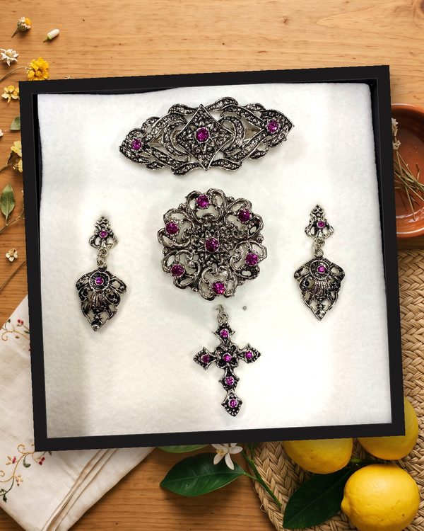 Aderezo plata y fucsia: pendientes largos, broche redondo, pasador para el pelo y cruz, en metal plateado envejecido con cristales fucsia.