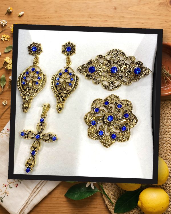 Aderezo oro viejo y azul: pendientes largos, broche de flor, pasador para el pelo y cruz, en oro viejo con cristales azules.