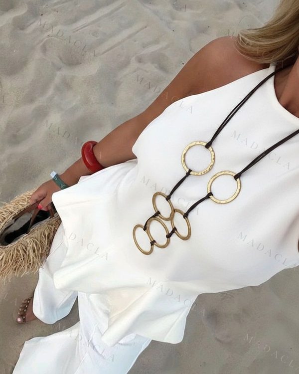Collar largo de cordón marrón con aros de metal dorado. Presenta dos aros grandes y tres aros más pequeños con textura.