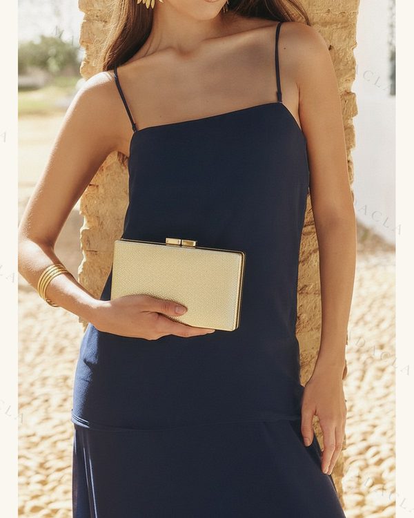 Bolso de mano dorado de textura grabada, con cierre metálico rectangular en la parte superior.