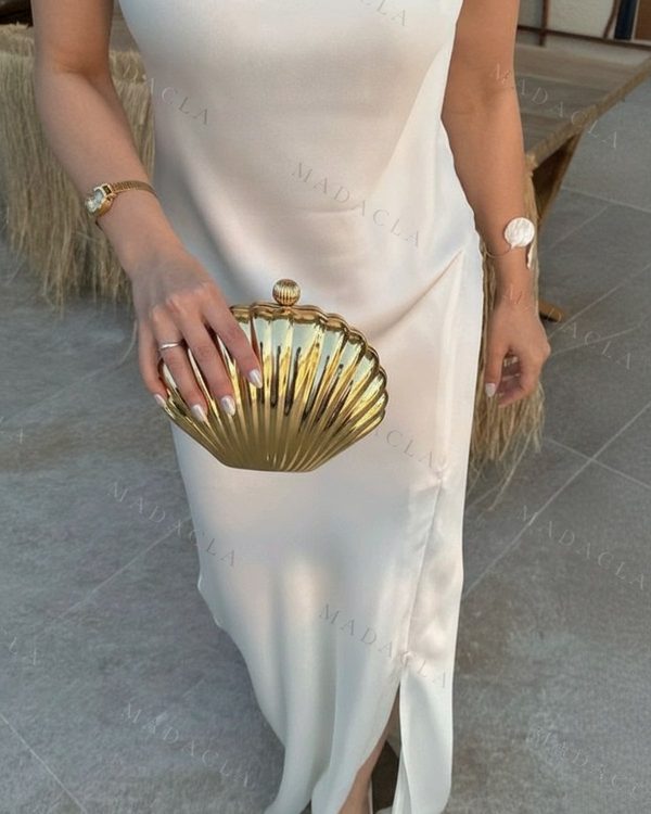 Bolso de mano dorado con forma de concha, con relieve estriado y cierre esférico superior.