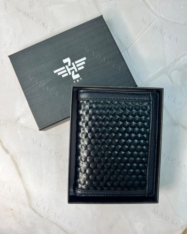 Pack de cartera negra con relieve hexagonal dentro de caja negra con logo 7H7.