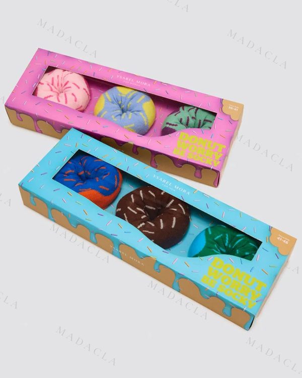 Pack de calcetines en caja de donuts: tres pares enrollados como donuts, con glaseado de colores. Van juntos, en su caja.