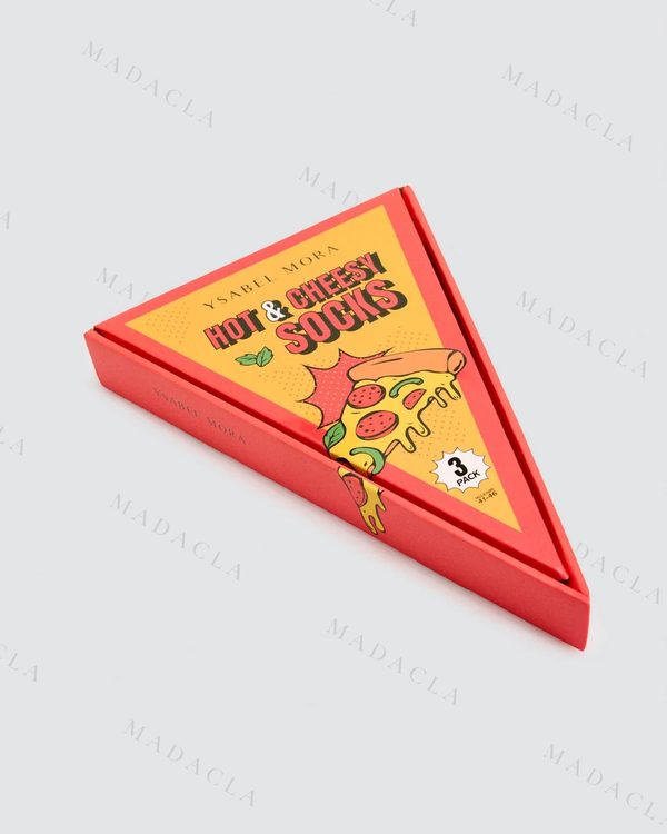 Pack de calcetines en caja triangular de pizza: pares con estampado de porción de pizza con queso, salchichón y pimientos, sobre fondo amarillo y rojo. Van juntos, en su caja.