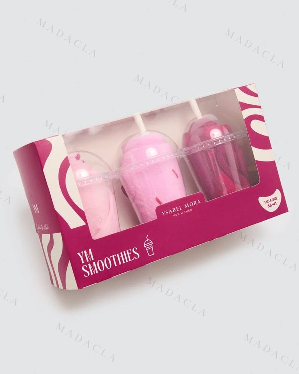 Pack de calcetines en caja de smoothies: tres pares enrollados como vasos, en tonos rosa claro, rosa medio y magenta. Van juntos, en su caja.