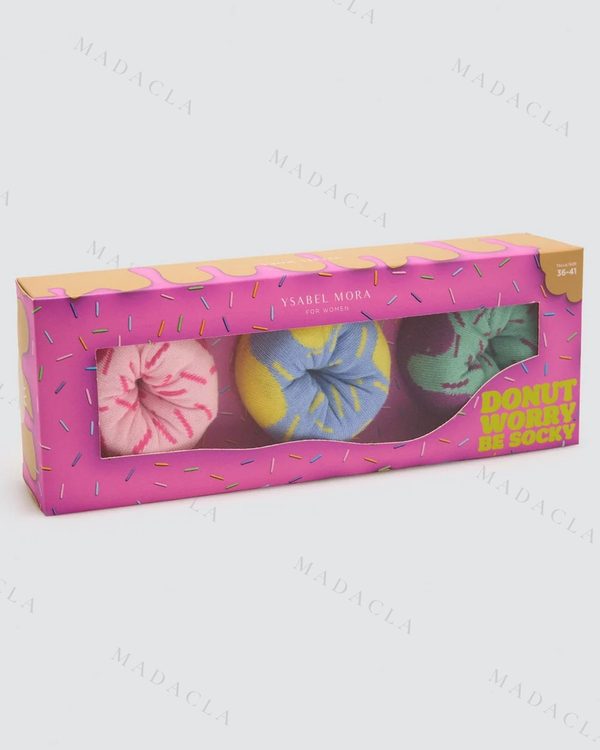 Pack de calcetines en caja de donuts: tres pares enrollados como donuts, uno rosa y blanco, otro azul y amarillo y el tercero verde y morado. Van juntos, en su caja.