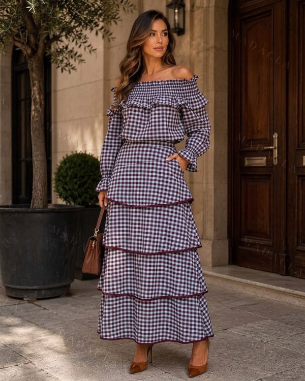 Conjunto de blusa con escote Bardot y volantes, manga larga abullonada, y falda larga de volantes escalonados con ribete, ambos en cuadros vichy blanco y burdeos.