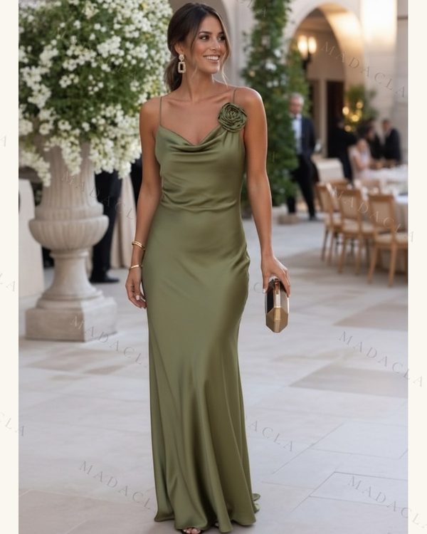 Vestido largo color verde caqui de tejido satinado, con escote drapeado, tirantes finos y flor decorativa en el hombro.