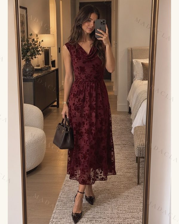 Vestido midi burdeos de tejido de velour con patrón floral. Presenta escote drapeado en V, manga corta y cintura elástica.