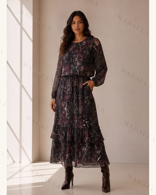 Conjunto de blusa y falda larga. Ambas piezas de tejido fluido con estampado oscuro, blusa de manga larga y falda con volantes y bolsillos.