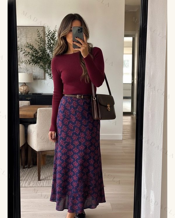 Conjunto de falda larga y top de punto. Falda estampada azul y burdeos con top granate de manga larga y escote barco.