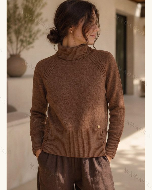 Jersey marrón de punto con cuello vuelto, manga larga y botones en puños y laterales.