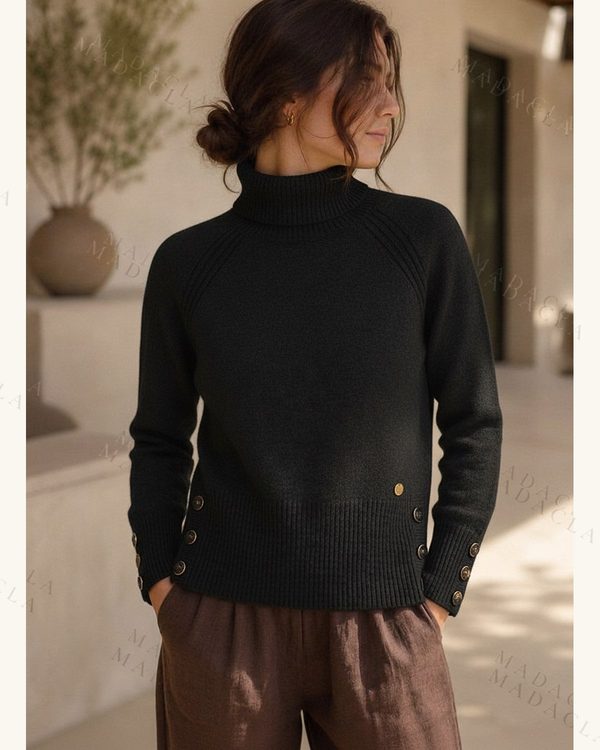 Jersey negro de punto con cuello vuelto, manga larga y botones en puños y laterales.