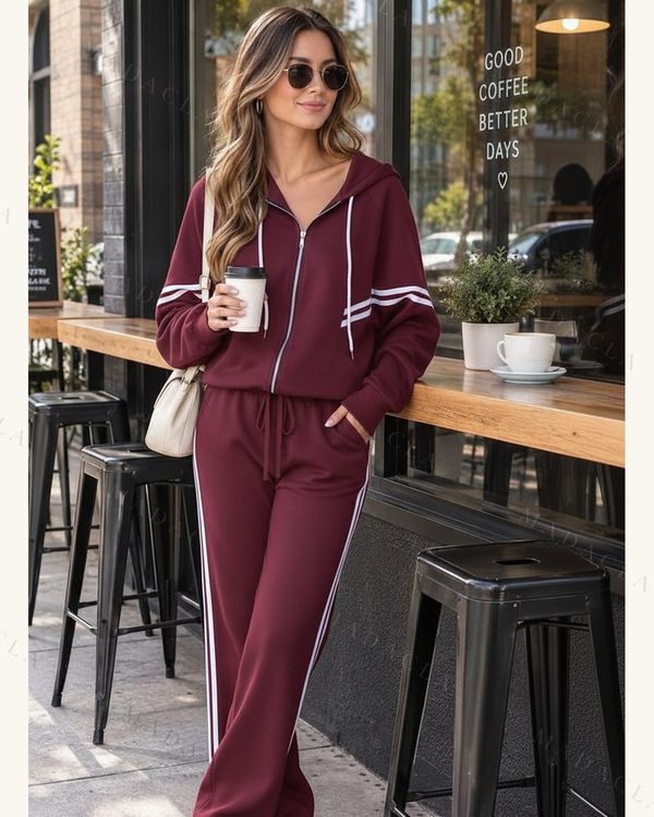 Chándal granate de tejido de punto suave. Sudadera con capucha, cremallera, cordones y rayas blancas en mangas y laterales del pantalón largo y ancho.