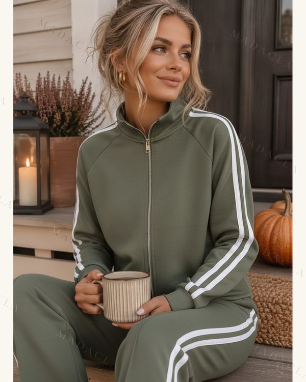 Conjunto de chándal en verde oliva de tejido liso. La chaqueta con cremallera y cuello alto, y dos rayas blancas en mangas y pantalón largo.