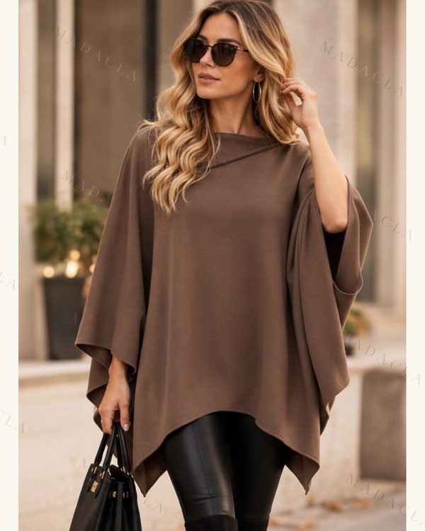 Poncho liso color tabaco con escote asimétrico, mangas murciélago y bajo irregular en pico. También lo tenemos en café, negro, crudo y burdeos.