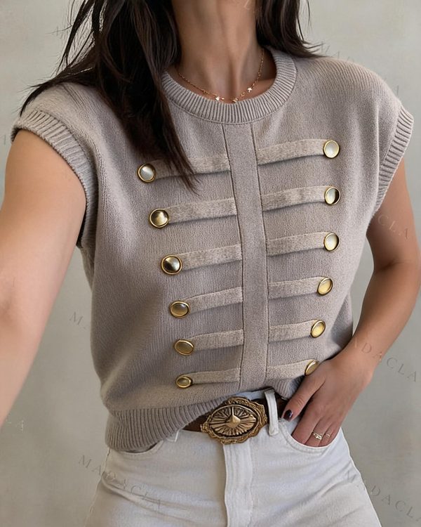 Jersey de punto beige sin mangas, con cuello redondo y canalé en cuello y sisas. Lleva adornos delanteros de tiras horizontales con botones dorados.