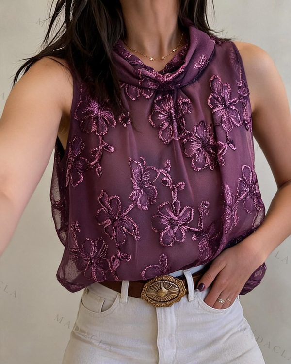 Blusa morada sin mangas de corte recto con cuello vuelto drapeado y bordados de flores brillantes en tono a juego. También la tenemos en crema, negro y marrón.