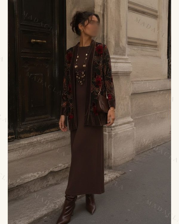 Vestido largo marrón de manga larga, escote redondo. Chaqueta abierta terciopelo con bordados florales rojos. Botas marrones, bolso y collar dorado. Se venden por separado.