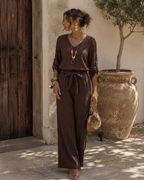 Conjunto marrón chocolate de blusa suelta con escote en pico y mangas recogidas con botón, más pantalón acanalado de tiro alto con cordón y largo cropped.
