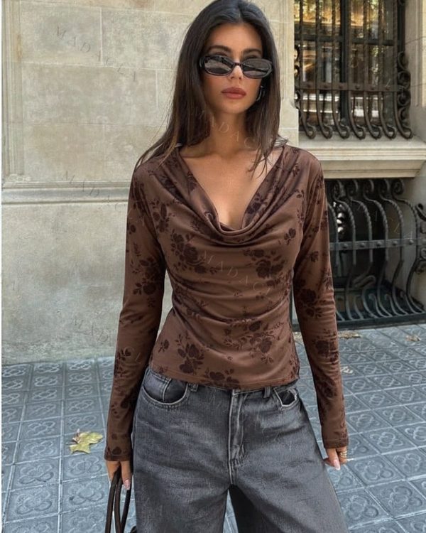 Camiseta de punto elástico marrón con estampado floral y escote drapeado. De manga larga, corte entallado y bajo fruncido a los lados.