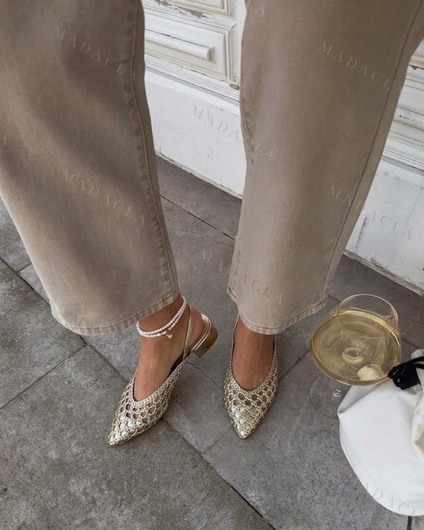 Zapatos destalonados dorados de puntera afilada con diseño de rejilla calada y tacón bajo.