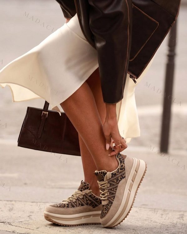 Deportivo beige con secciones de estampado de leopardo marrón, cordones planos a tono y suela de plataforma ancha y estriada.
