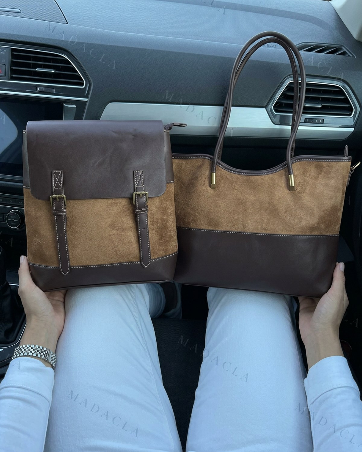 Conjunto de dos en ante marrón con piel marrón oscura y pespuntes en blanco: mochila de solapa con hebillas y capazo grande de asas largas. Se venden por separado: puedes llevarte solo el que quieras, no hace falta el juego entero.