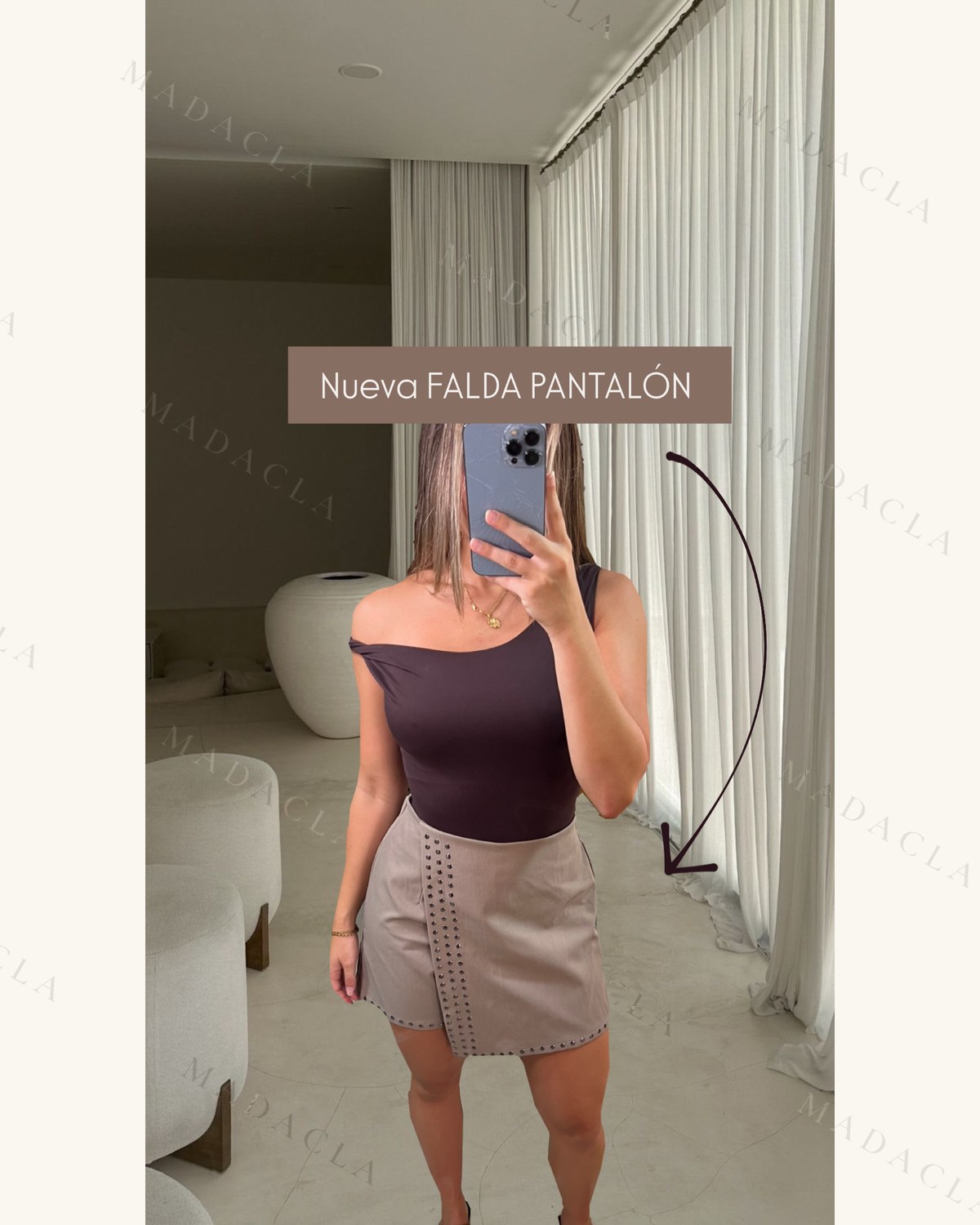 Falda pantalón corta en color topo, con tachuelas alrededor de la cintura y el bajo. En la foto va con un top de un solo hombro en marrón oscuro. Se venden por separado: puedes llevarte solo el que quieras, no hace falta el conjunto entero.