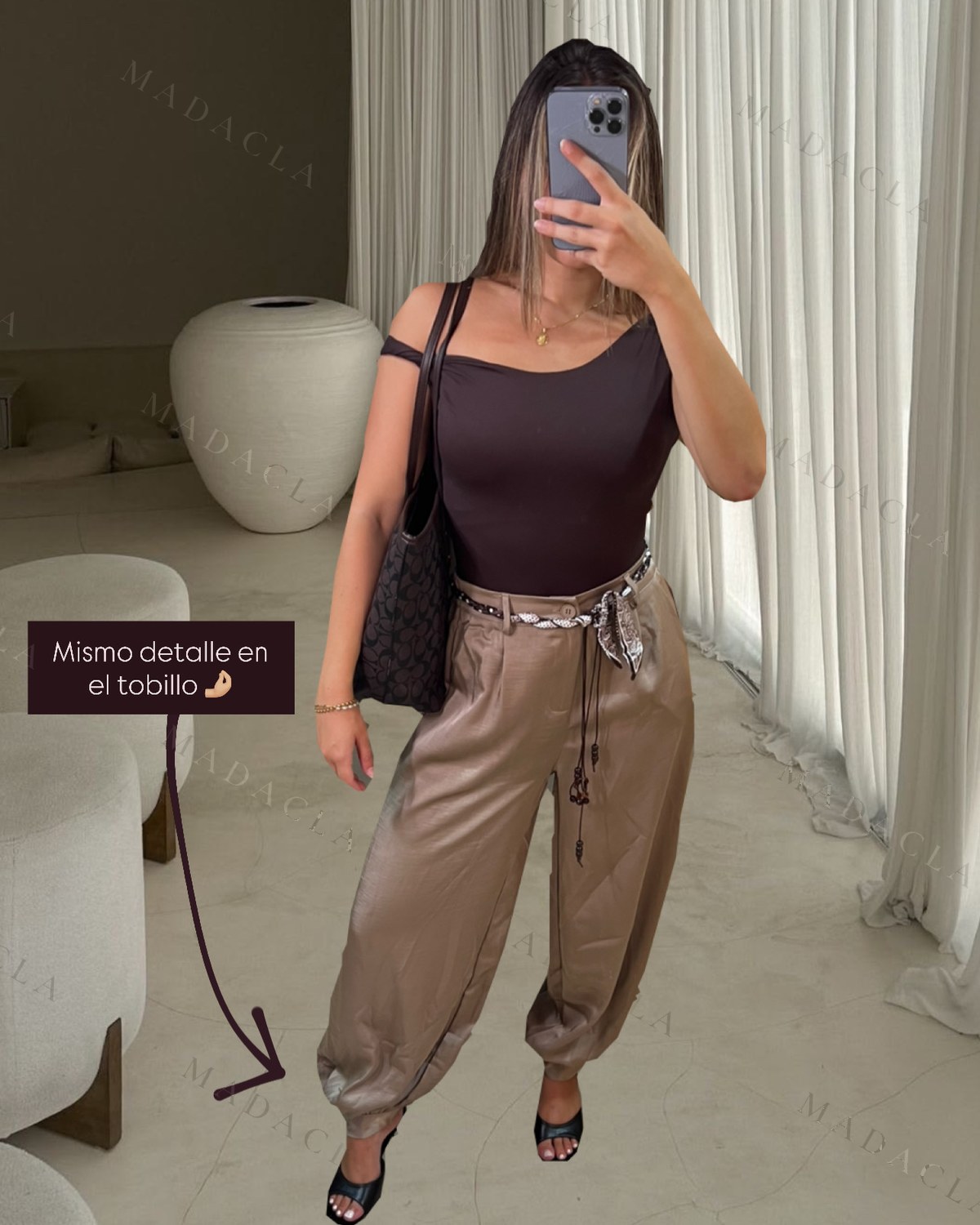 Body asimétrico color chocolate con escote recto y tirante doble en un hombro. Pantalones holgados beige brillante de corte amplio con fruncido en los tobillos y cinturón estampado con nudos. Se venden por separado: puedes llevarte solo el que quieras, no hace falta el conjunto entero.