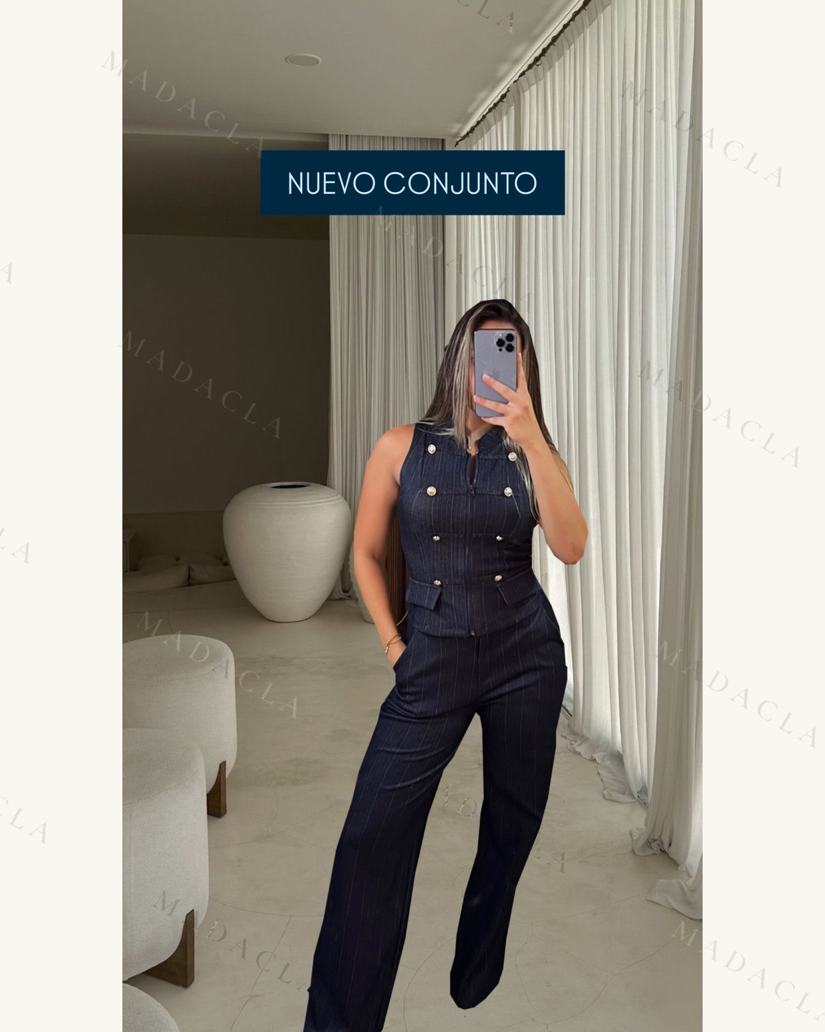 Conjunto en azul marino con finas rayas. El chaleco, de corte entallado y sin mangas, presenta escote en pico y botones dorados. Los pantalones son largos, de corte ancho y con bolsillos.